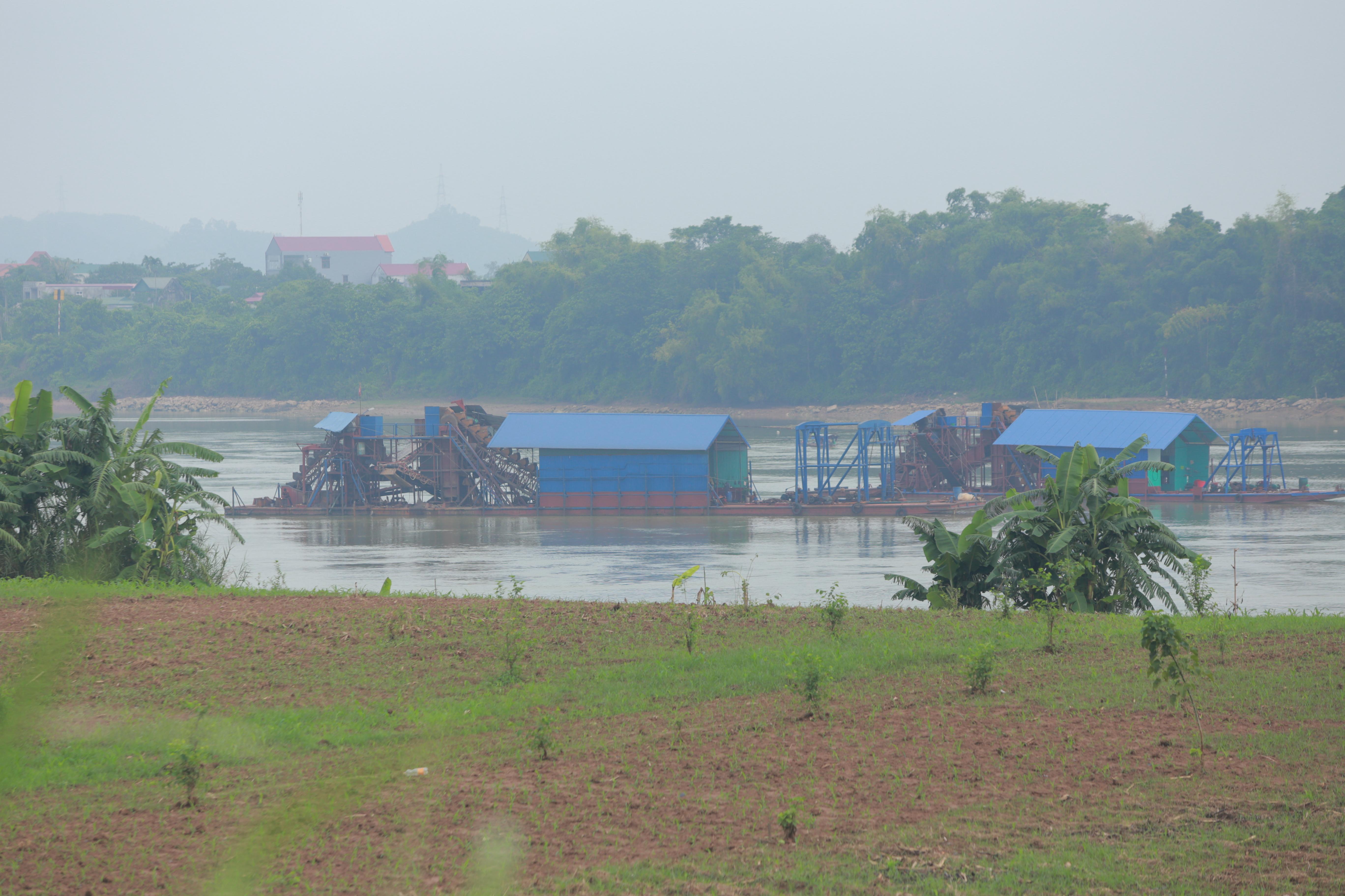 Cát tặc “rút ruột” chân đập thủy điện Hòa Bình